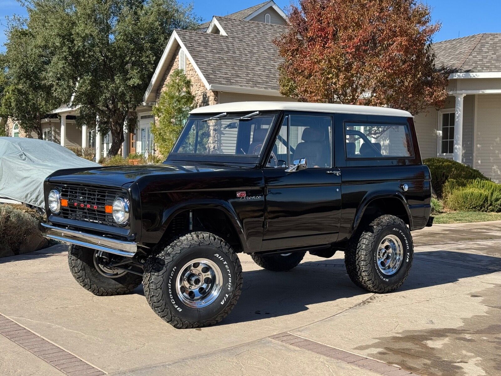 Ford-Bronco-SUV-1969-Black-Tan-2-1