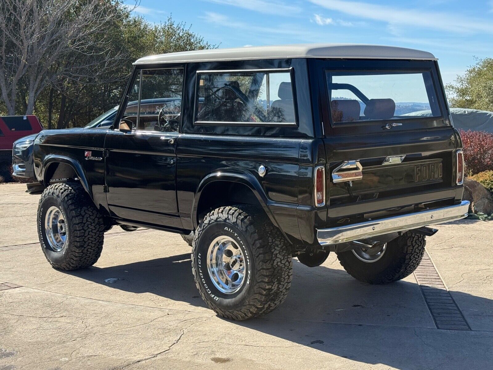 Ford-Bronco-SUV-1969-Black-Tan-2-11