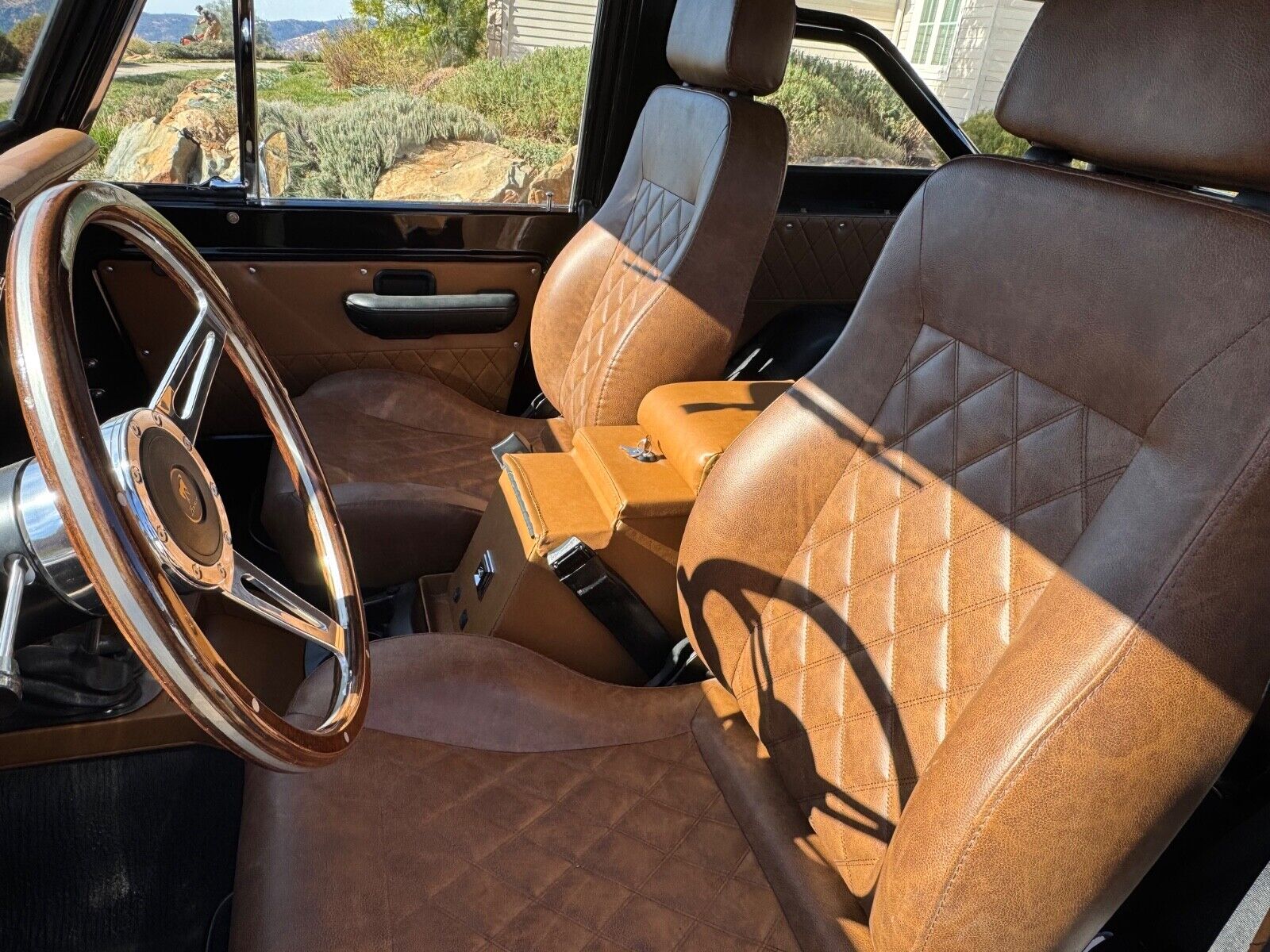 Ford-Bronco-SUV-1969-Black-Tan-2-18