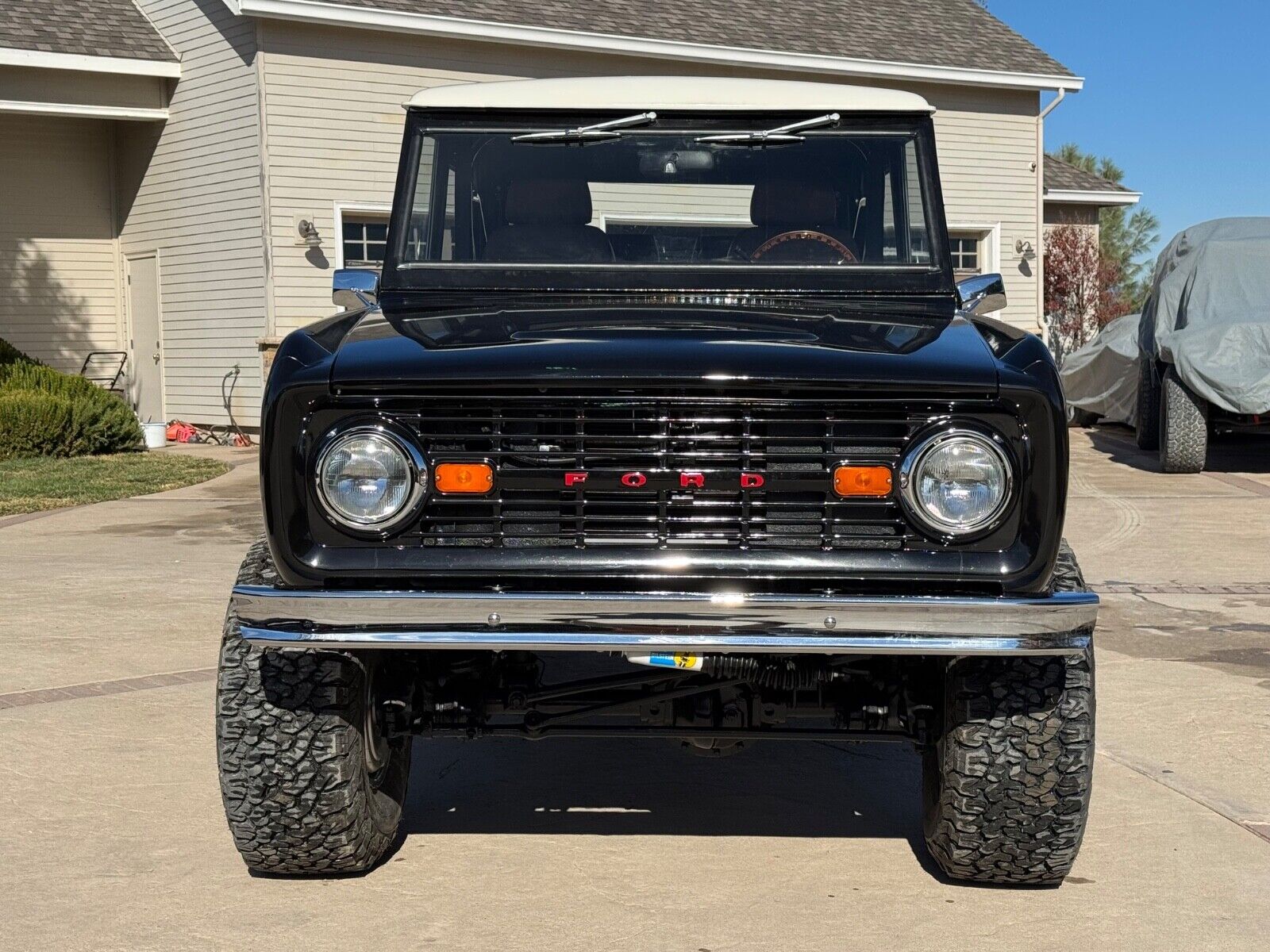 Ford-Bronco-SUV-1969-Black-Tan-2-3