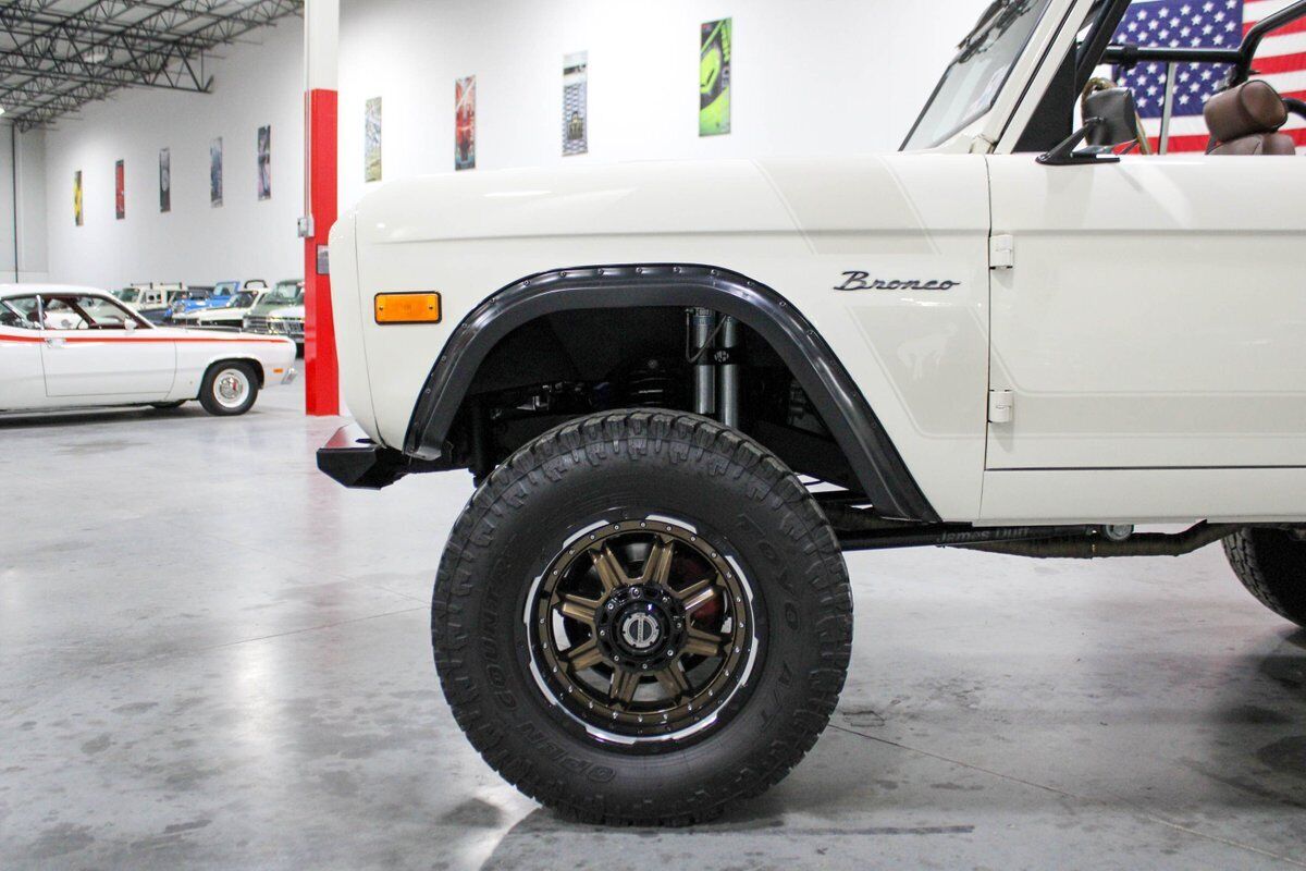 Ford-Bronco-SUV-1970-White-Brown-63213-1