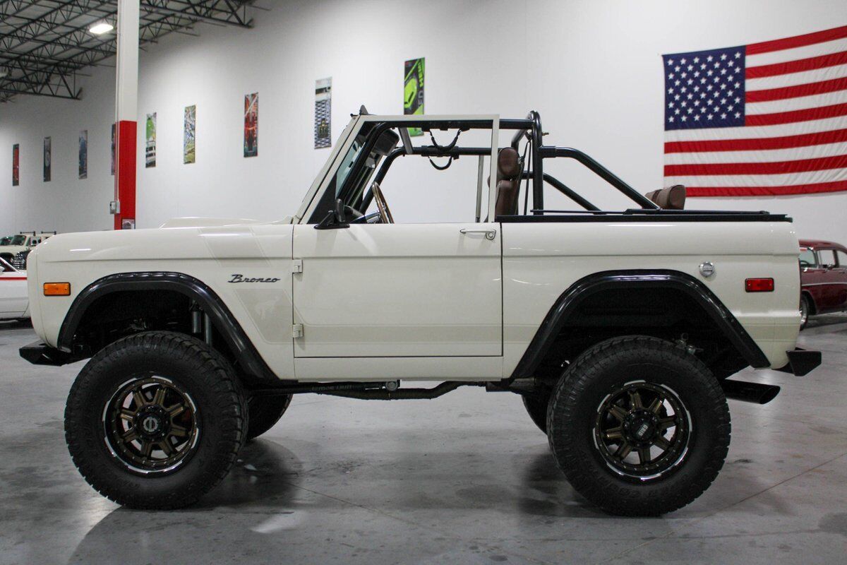 Ford-Bronco-SUV-1970-White-Brown-63213-2