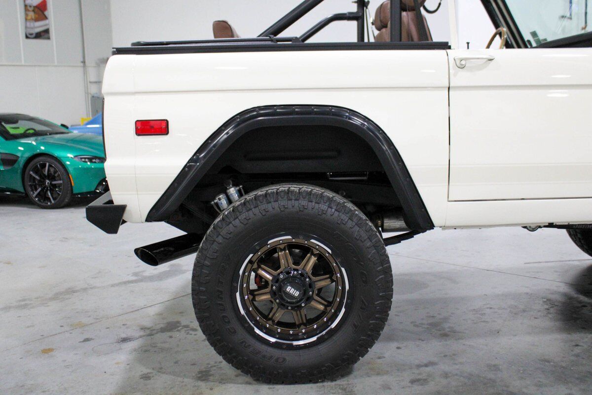 Ford-Bronco-SUV-1970-White-Brown-63213-7