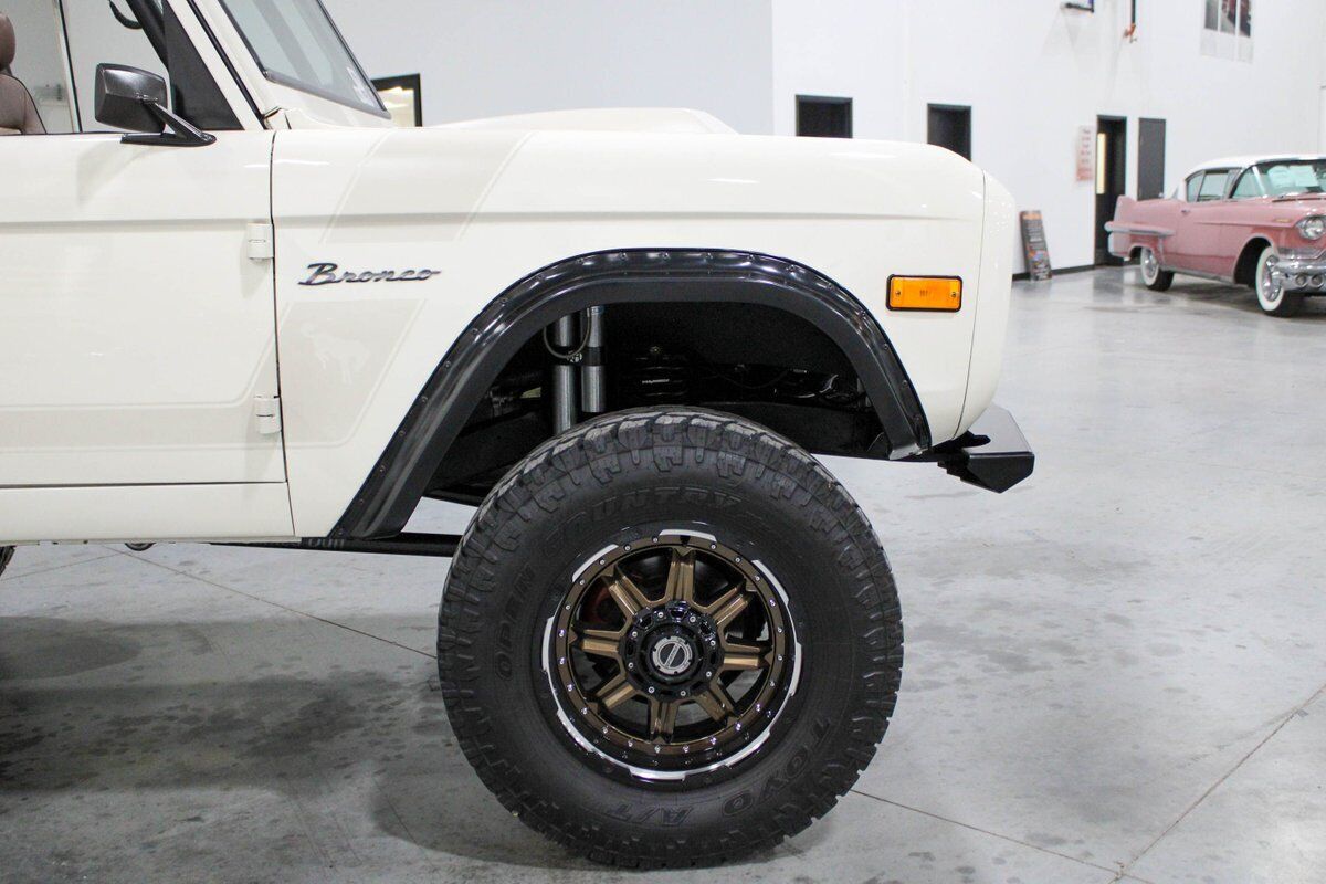 Ford-Bronco-SUV-1970-White-Brown-63213-9