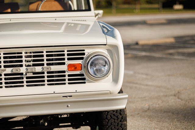 Ford-Bronco-SUV-1970-White-Saddle-1788-24