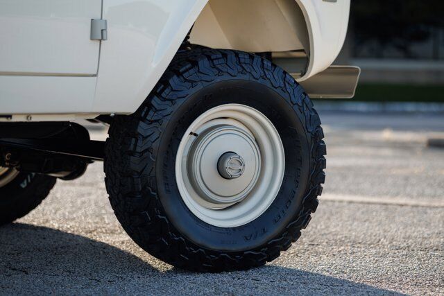 Ford-Bronco-SUV-1970-White-Saddle-1788-33