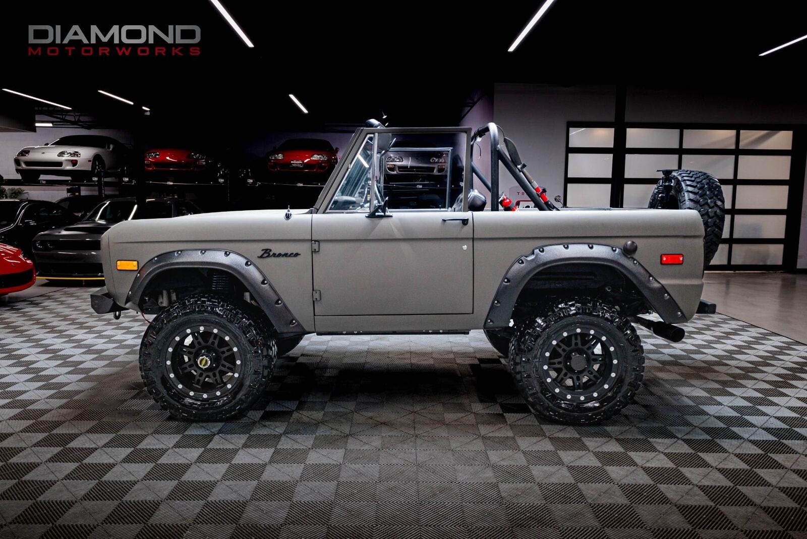 Ford-Bronco-SUV-1975-Gray-Black-1590-8