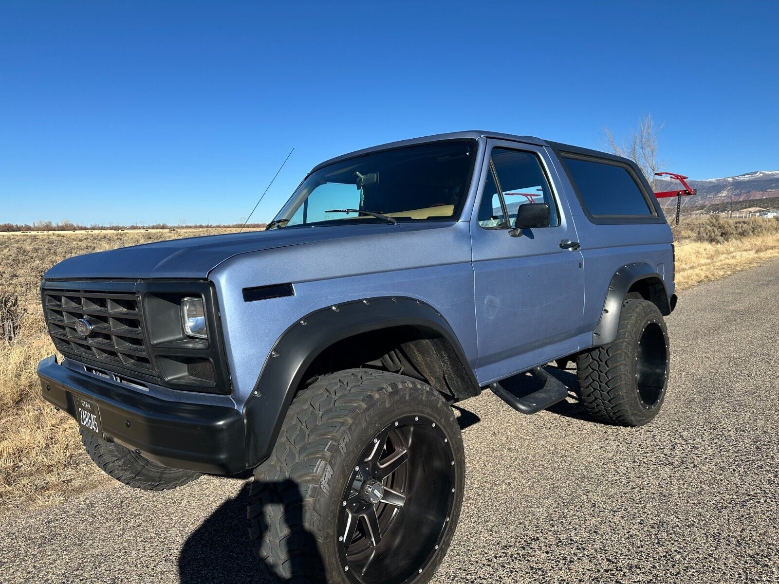 Ford-Bronco-SUV-1984-Blue-Tan-172200-1