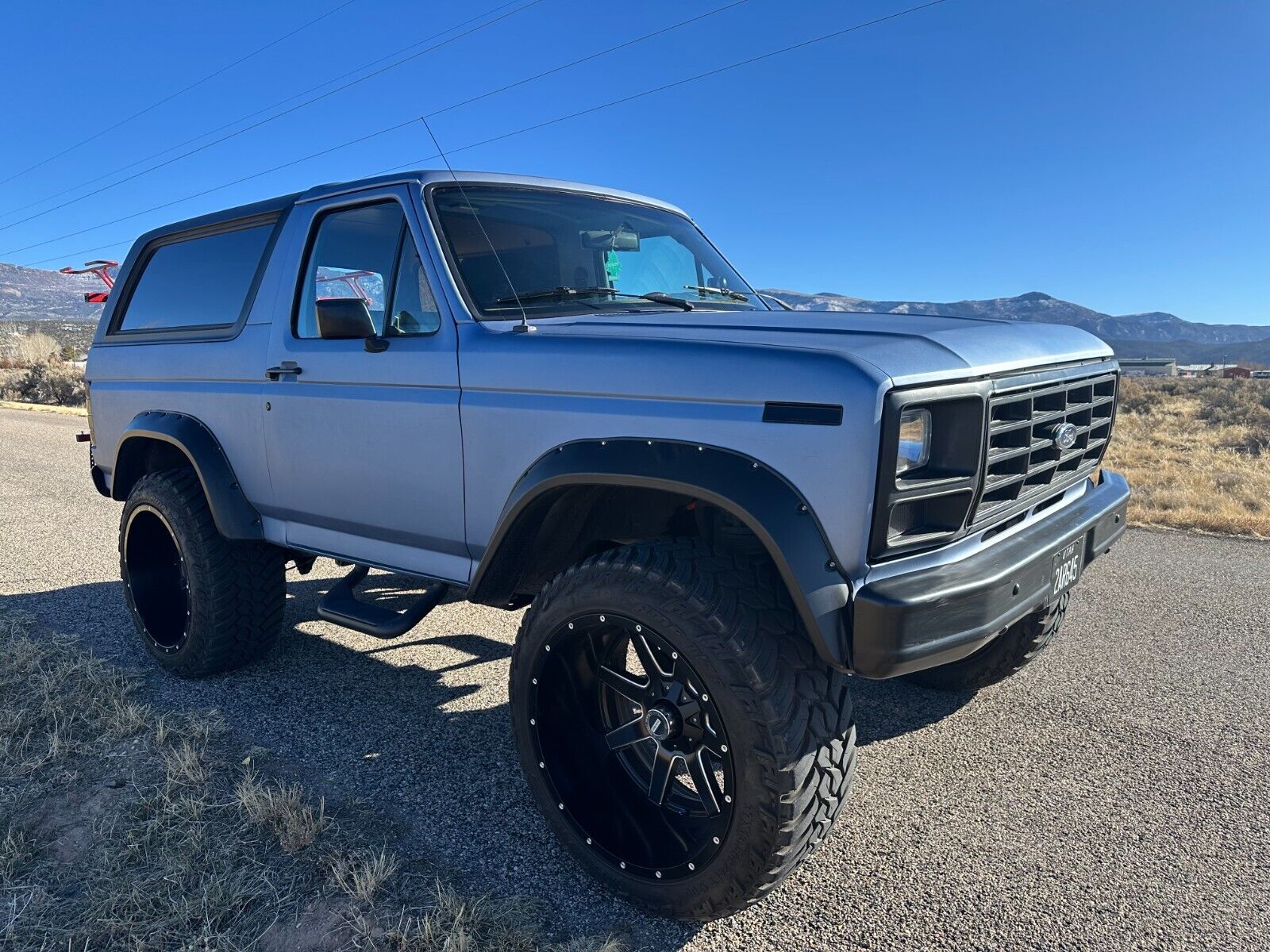 Ford-Bronco-SUV-1984-Blue-Tan-172200-3