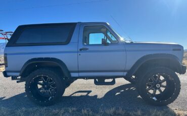 Ford-Bronco-SUV-1984-Blue-Tan-172200-4