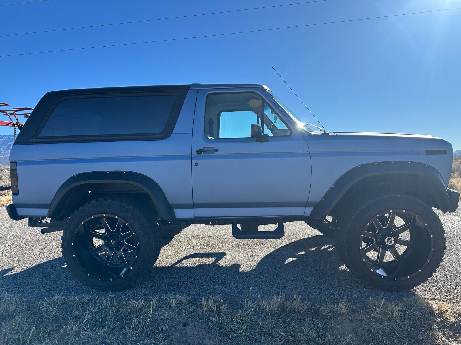 Ford-Bronco-SUV-1984-Blue-Tan-172200-4