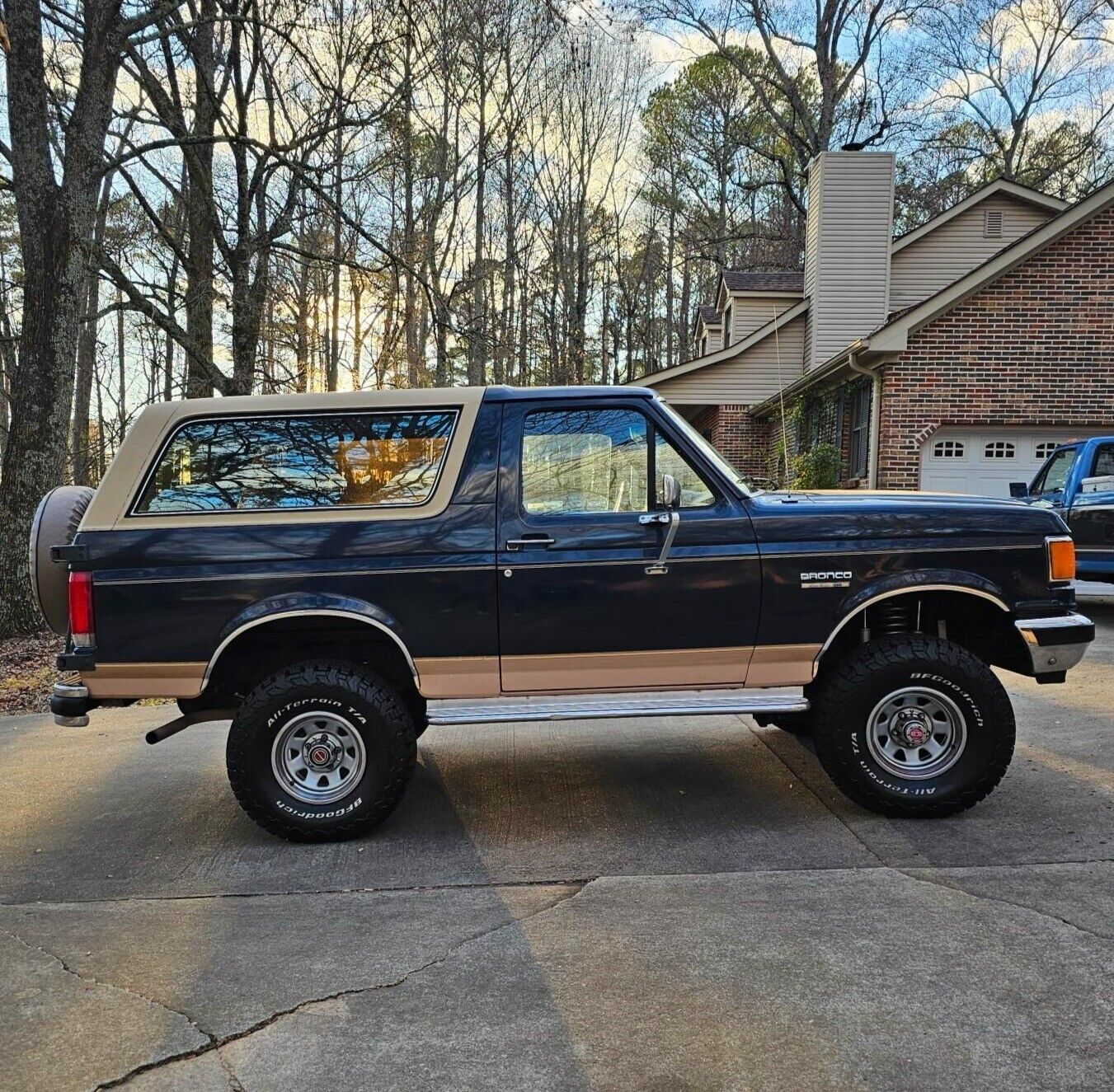 Ford-Bronco-SUV-1988-Blue-Tan-157700-1