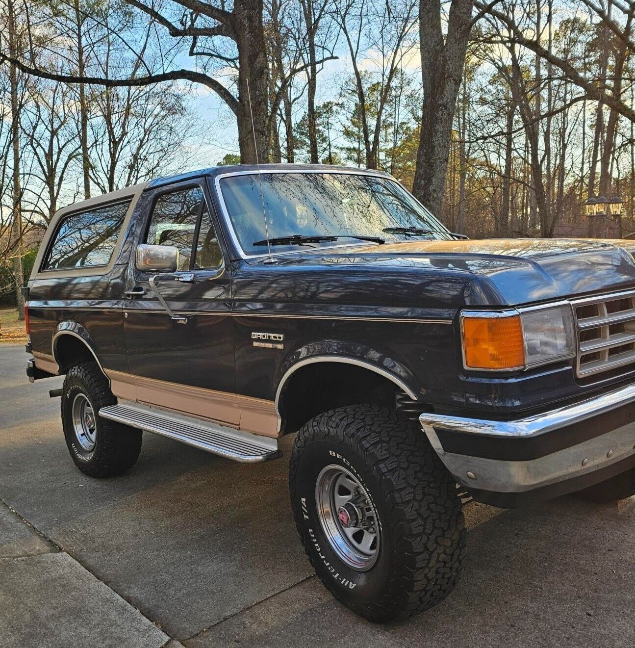 Ford-Bronco-SUV-1988-Blue-Tan-157700-2