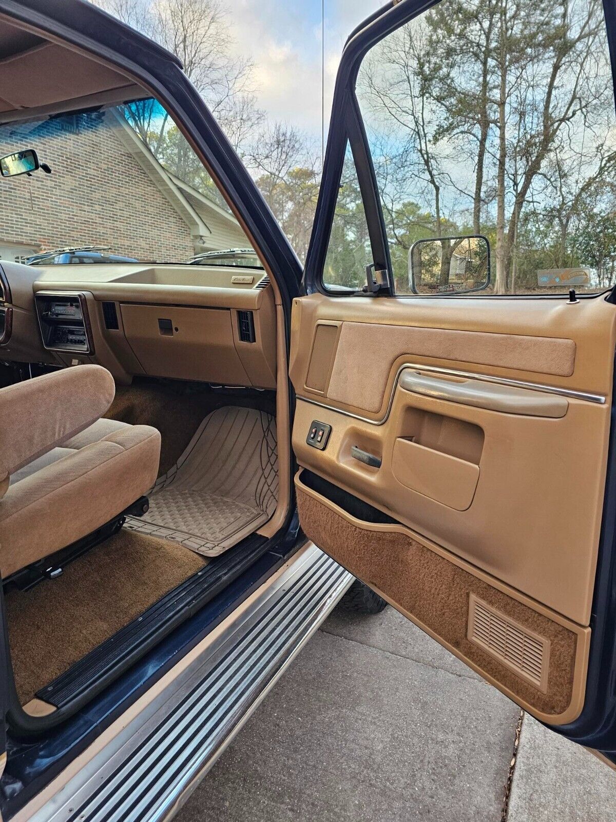 Ford-Bronco-SUV-1988-Blue-Tan-157700-20