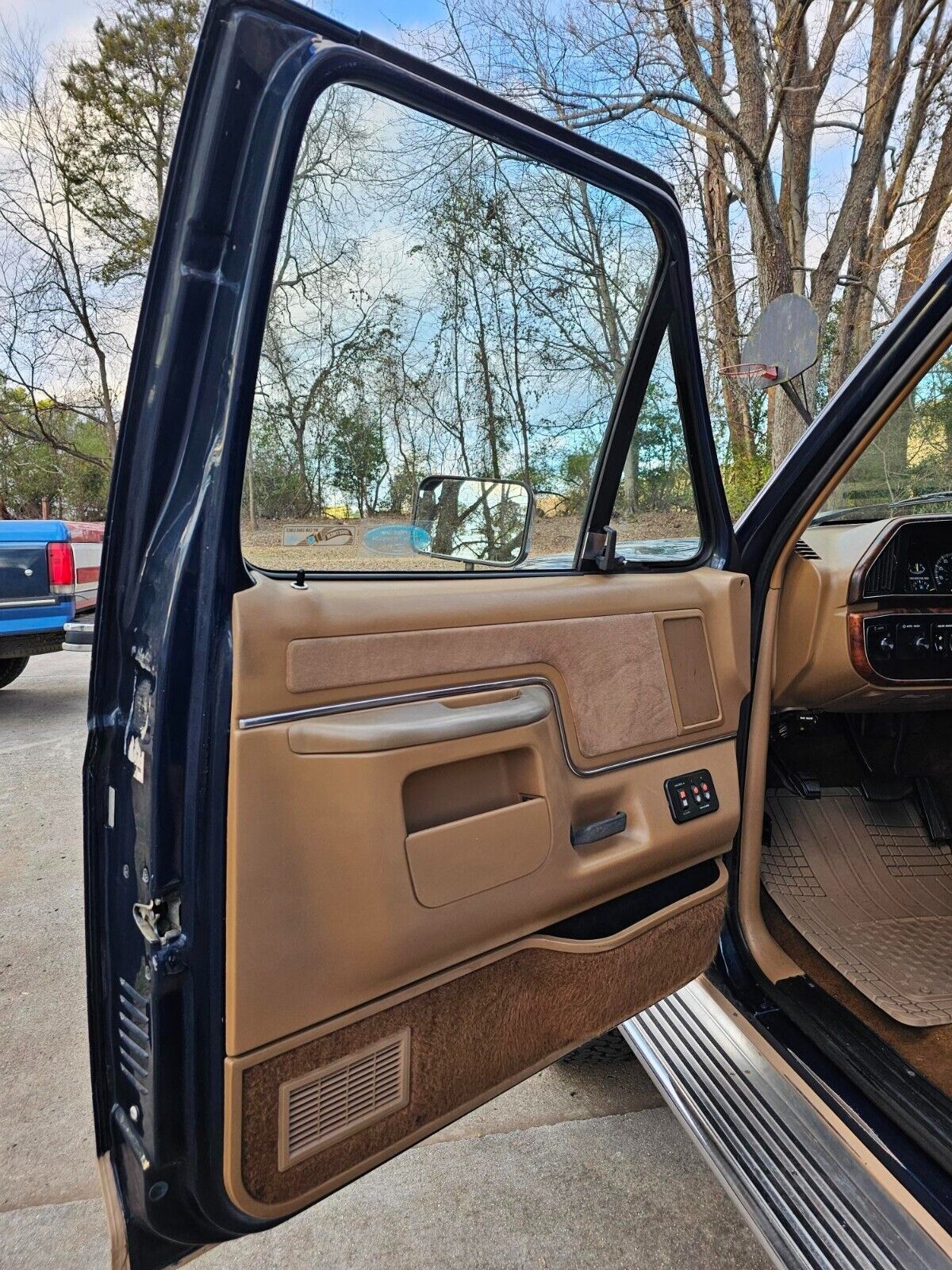 Ford-Bronco-SUV-1988-Blue-Tan-157700-21