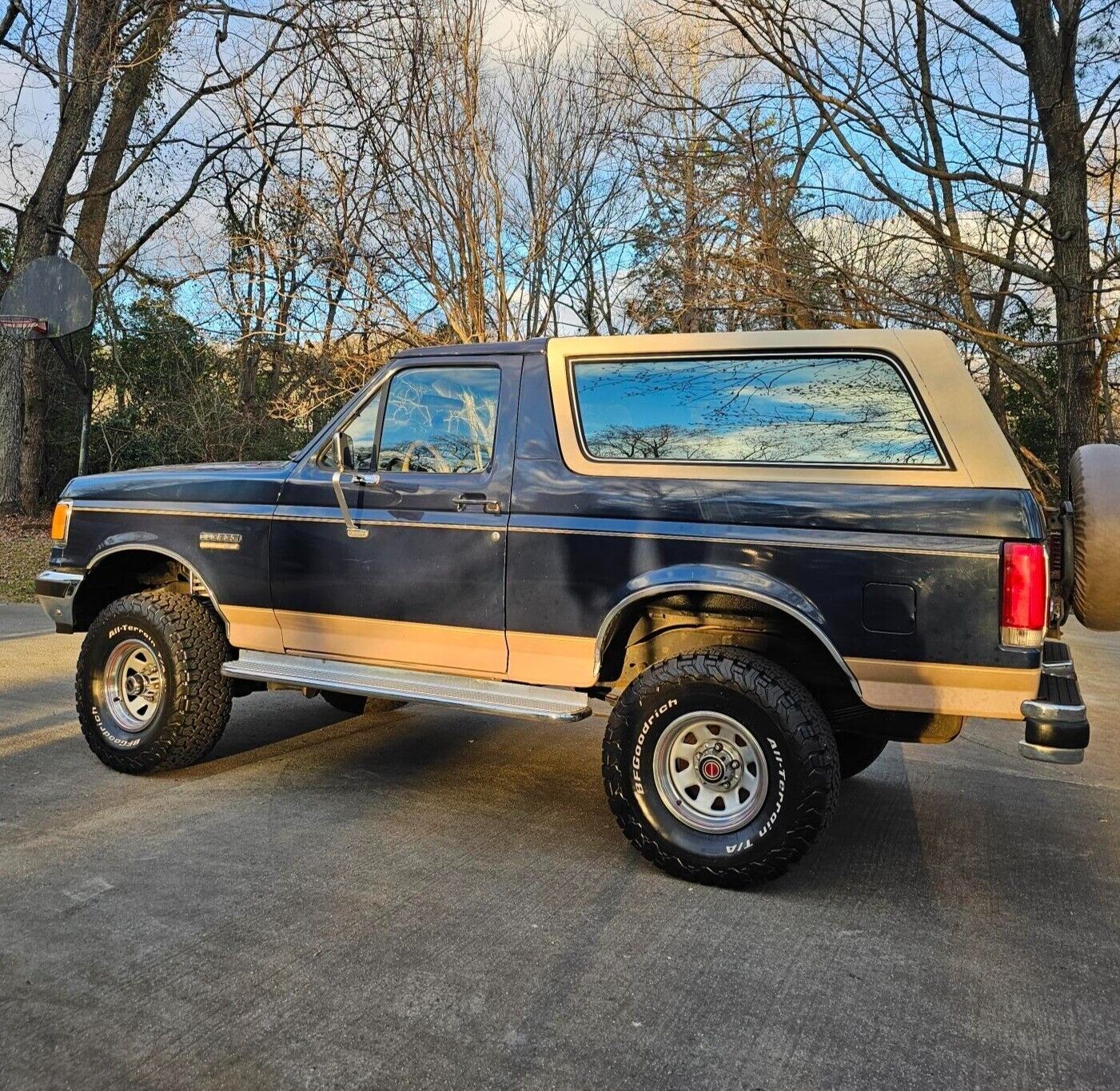 Ford-Bronco-SUV-1988-Blue-Tan-157700-4