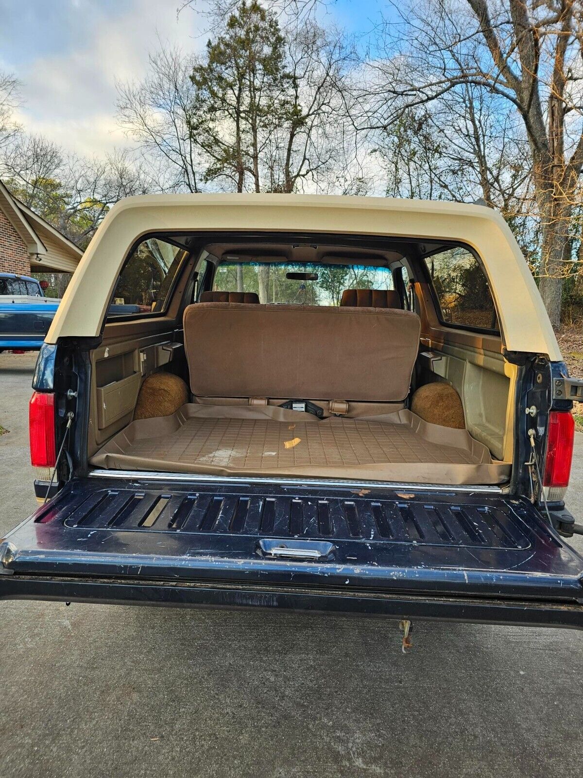 Ford-Bronco-SUV-1988-Blue-Tan-157700-8