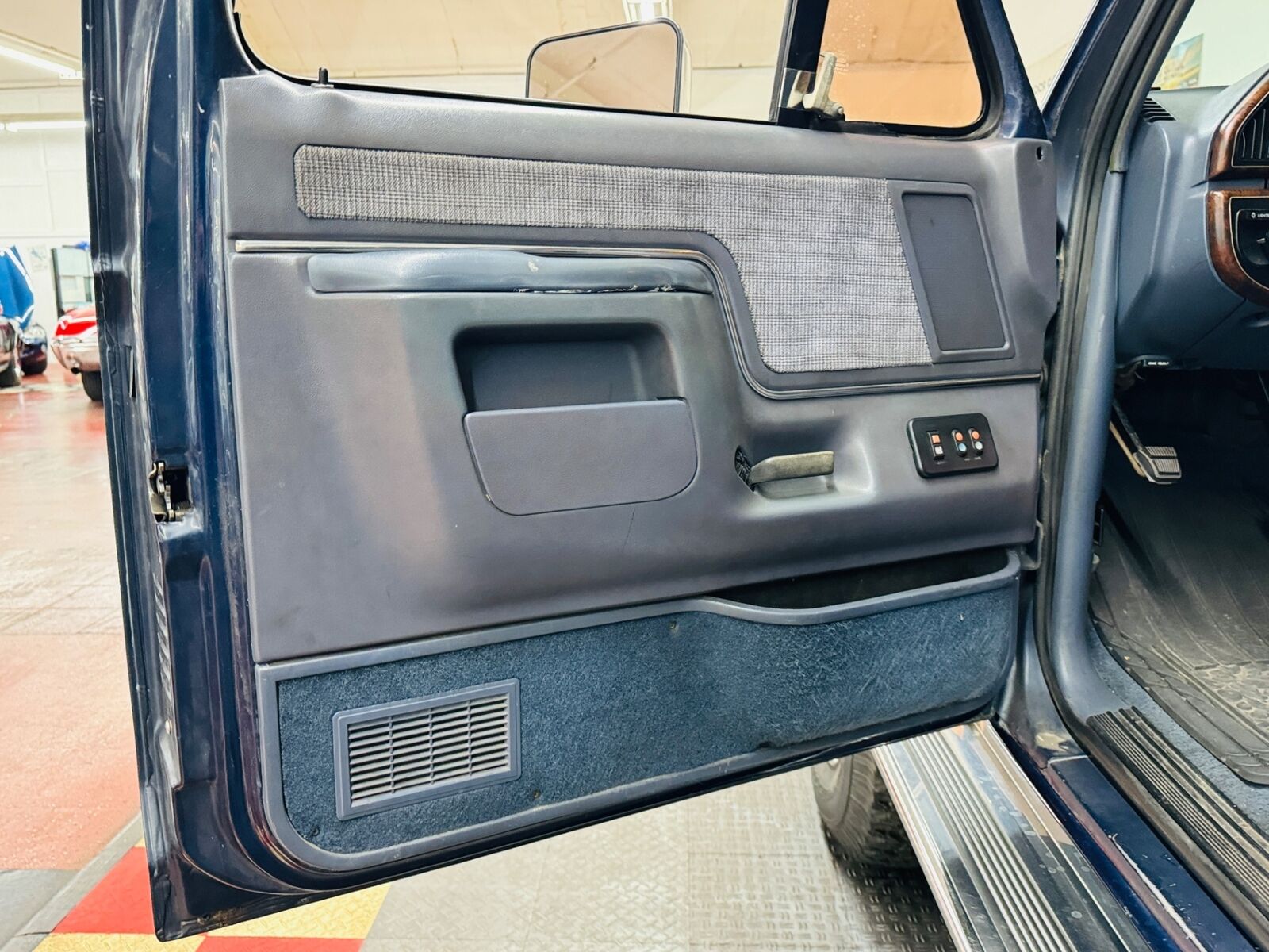 Ford-Bronco-SUV-1990-Blue-Blue-243011-32