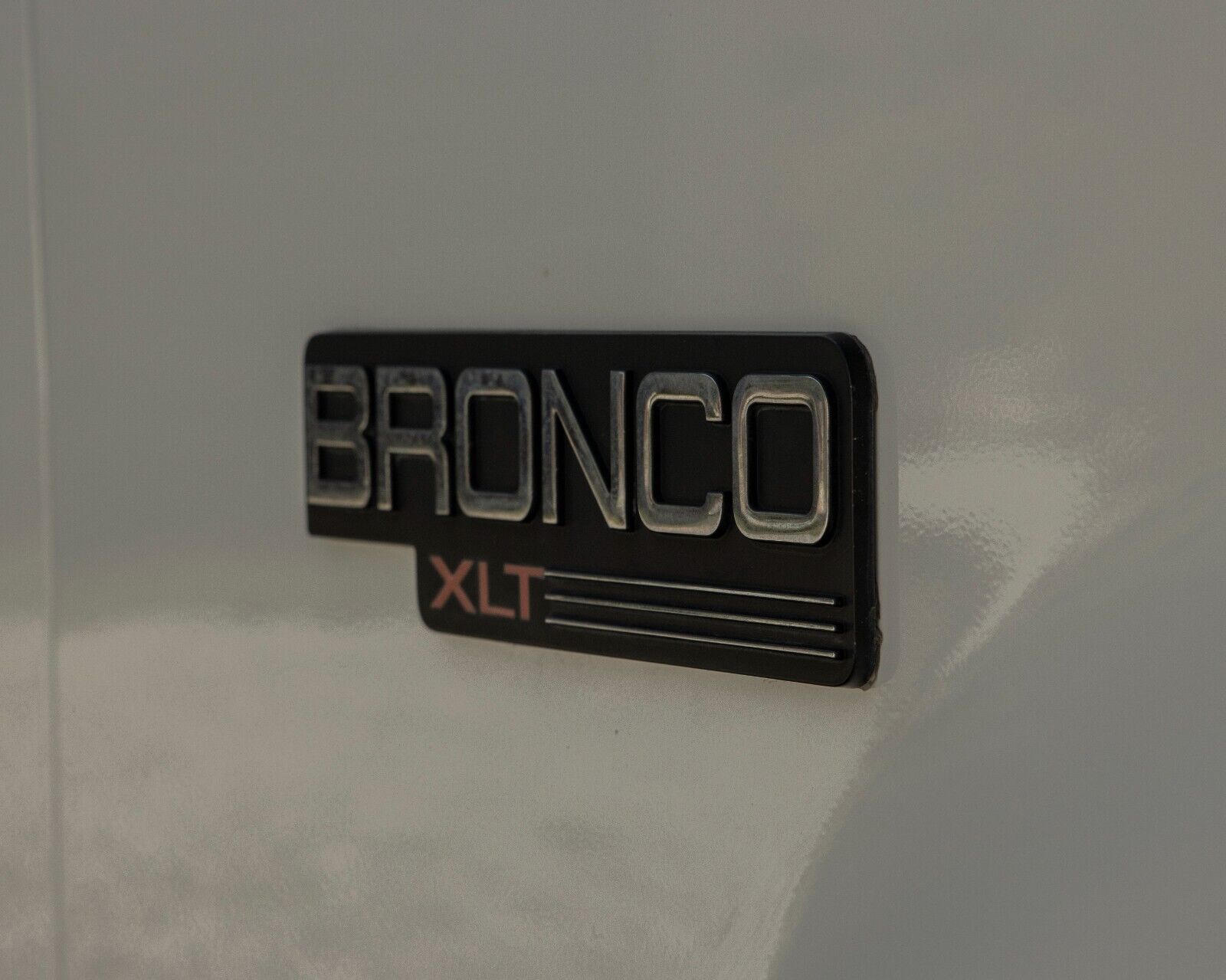 Ford-Bronco-SUV-1992-White-Tan-144036-11