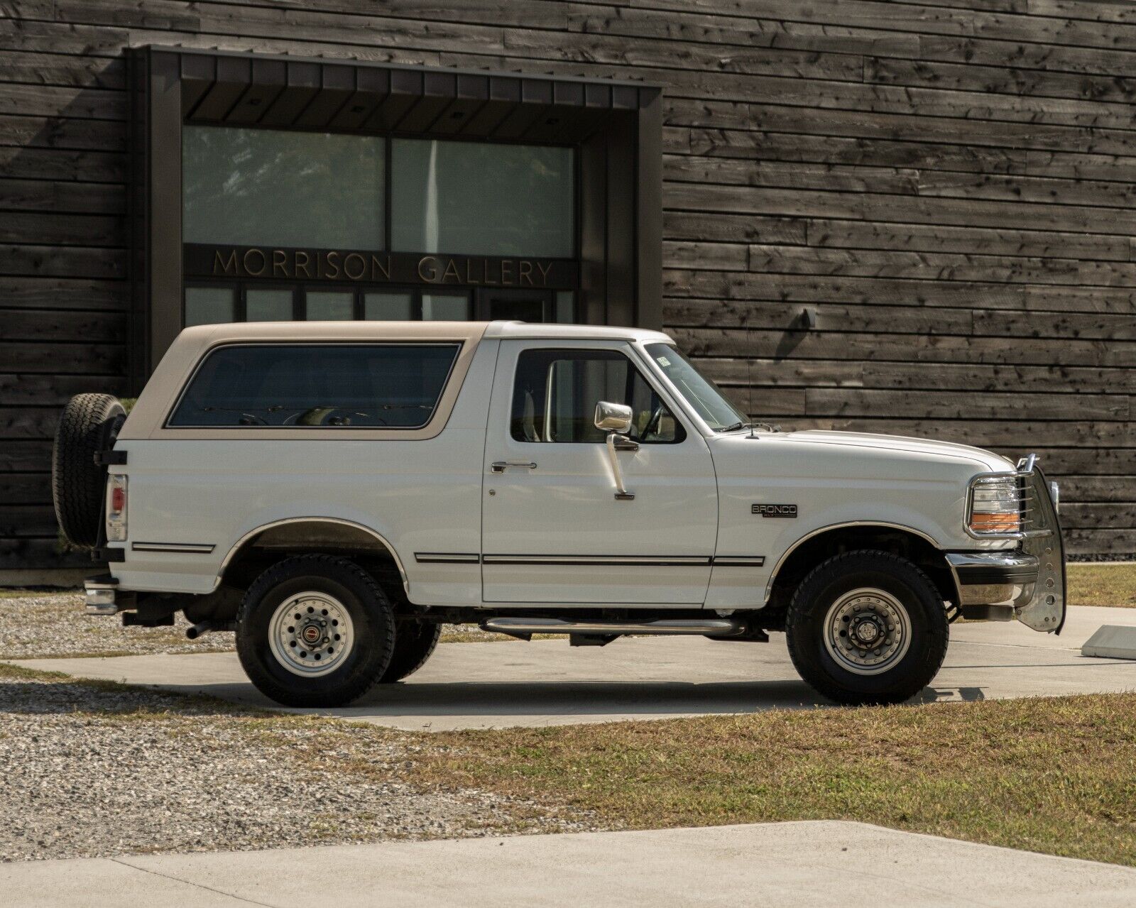 Ford-Bronco-SUV-1992-White-Tan-144036-2