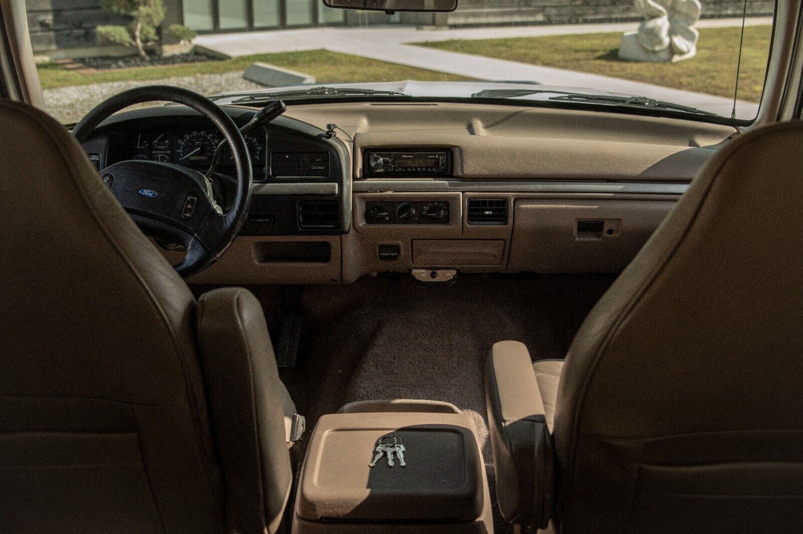 Ford-Bronco-SUV-1992-White-Tan-144036-25