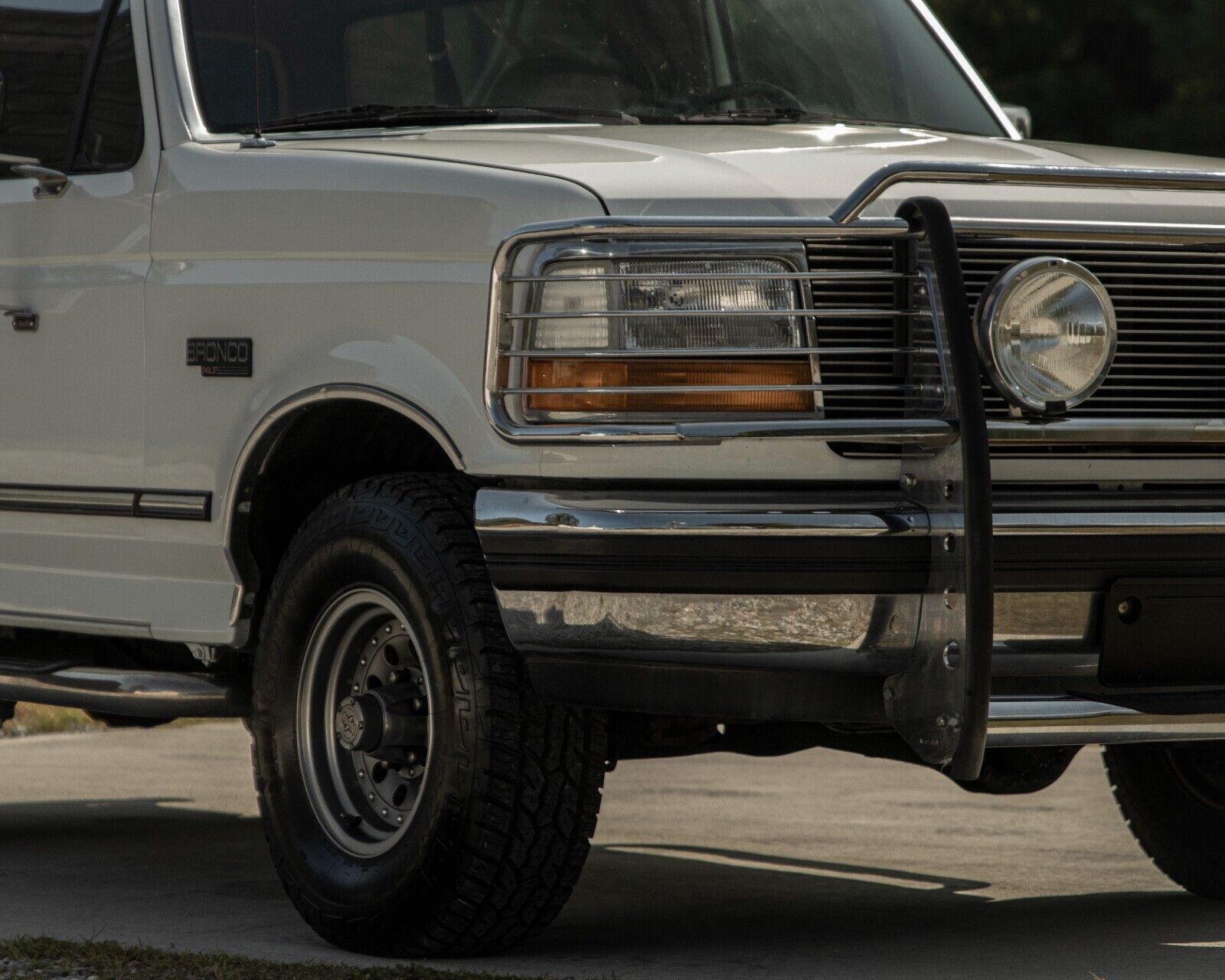 Ford-Bronco-SUV-1992-White-Tan-144036-3