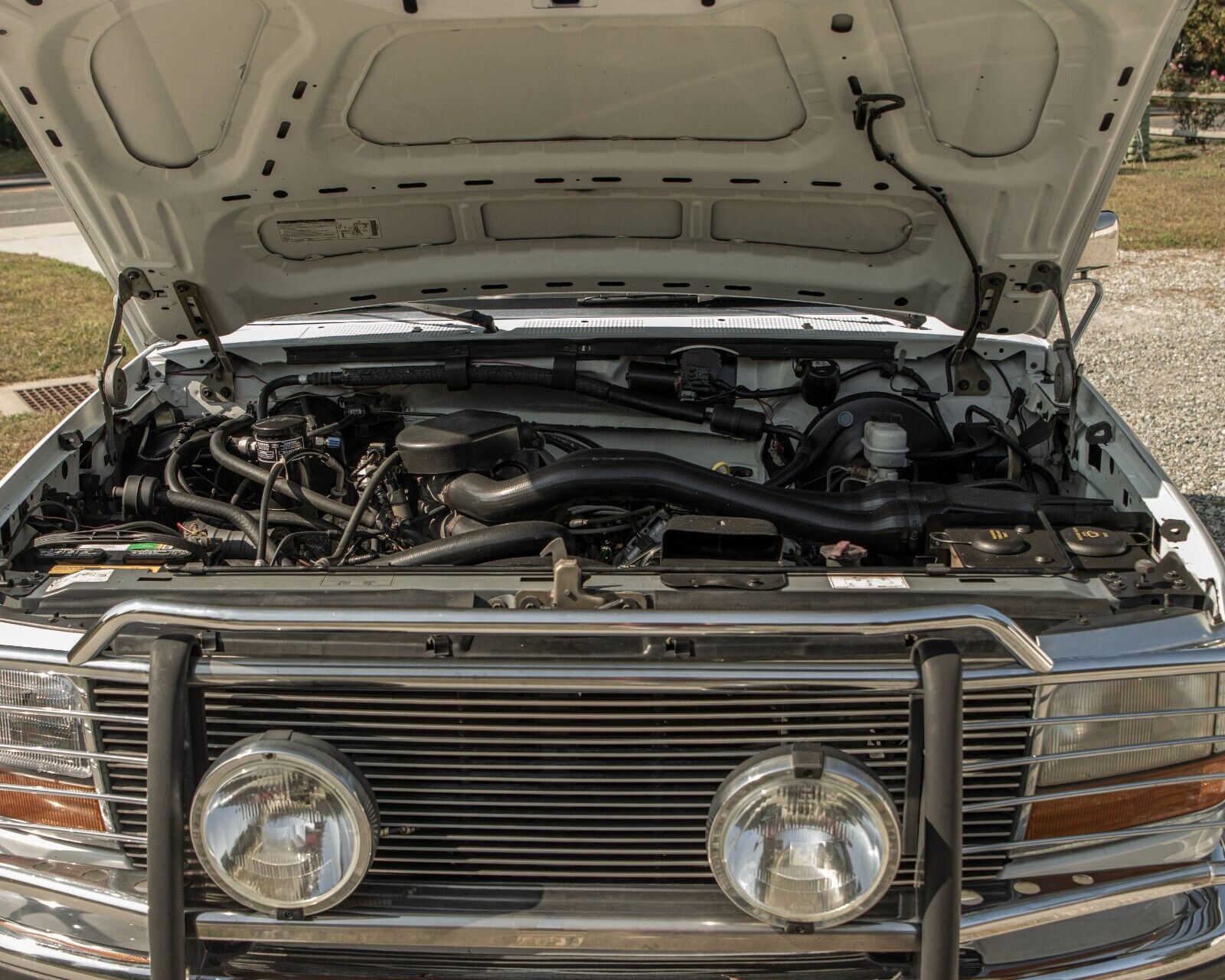 Ford-Bronco-SUV-1992-White-Tan-144036-38