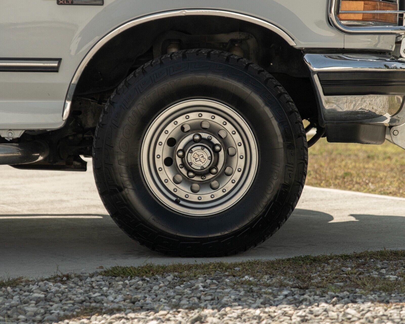 Ford-Bronco-SUV-1992-White-Tan-144036-7