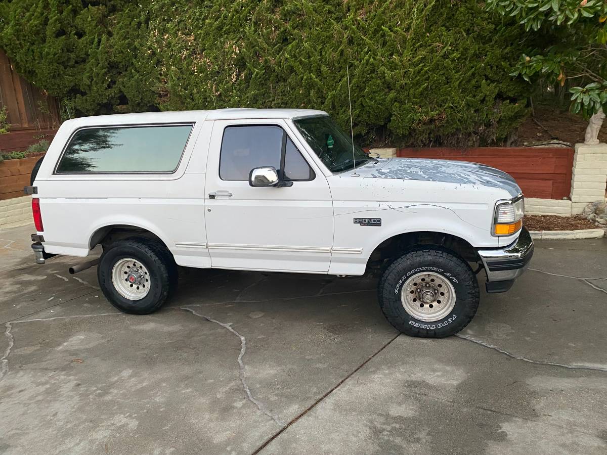 Ford-Bronco-xlt-1993-white-252184