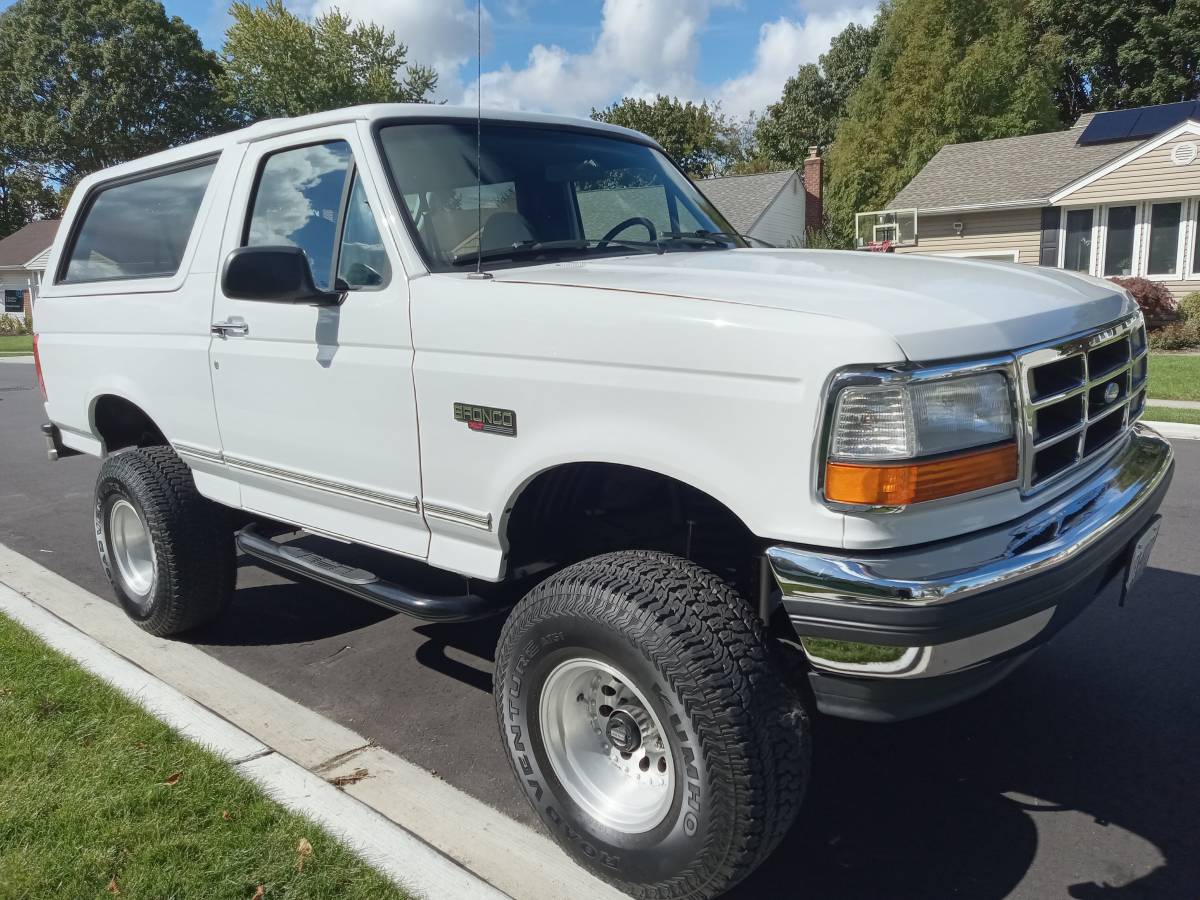 Ford-Bronco-xlt-5.0-manual-1992-white-220882