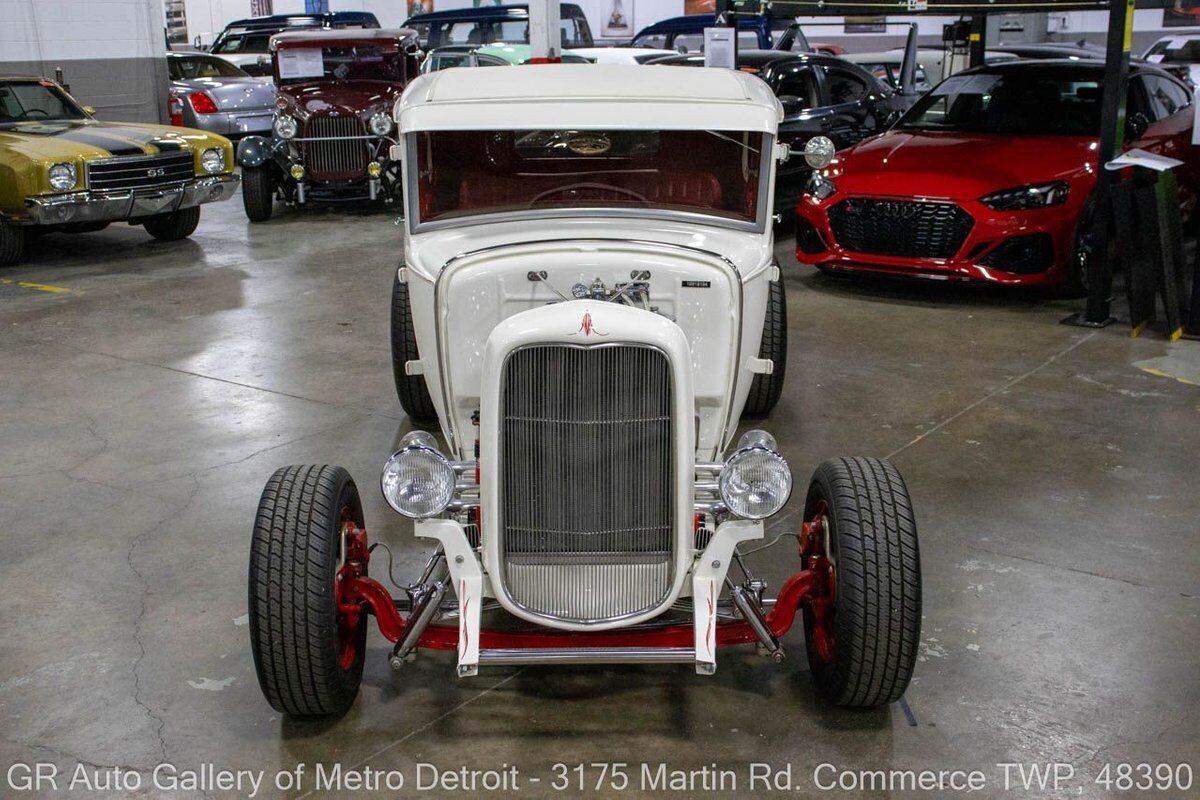 Ford-Coupe-1931-White-Red-2-10