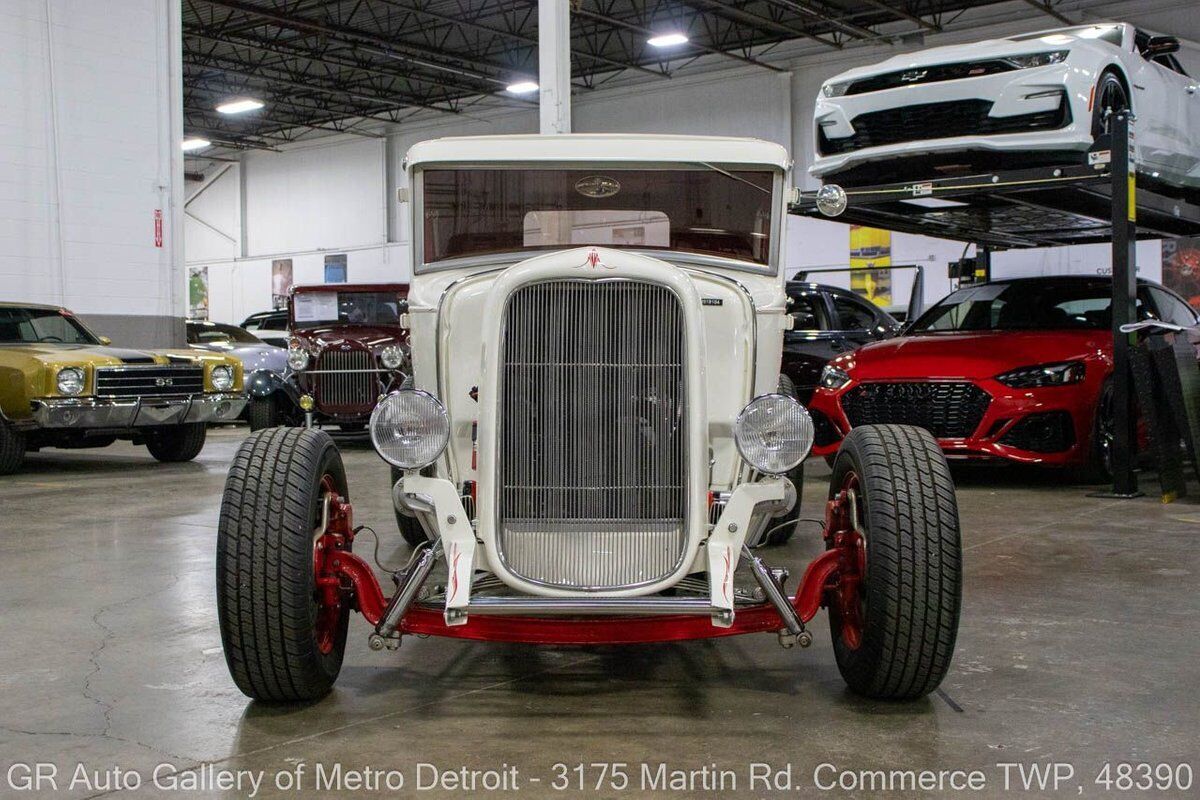 Ford-Coupe-1931-White-Red-2-11