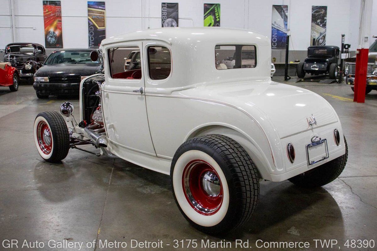 Ford-Coupe-1931-White-Red-2-3