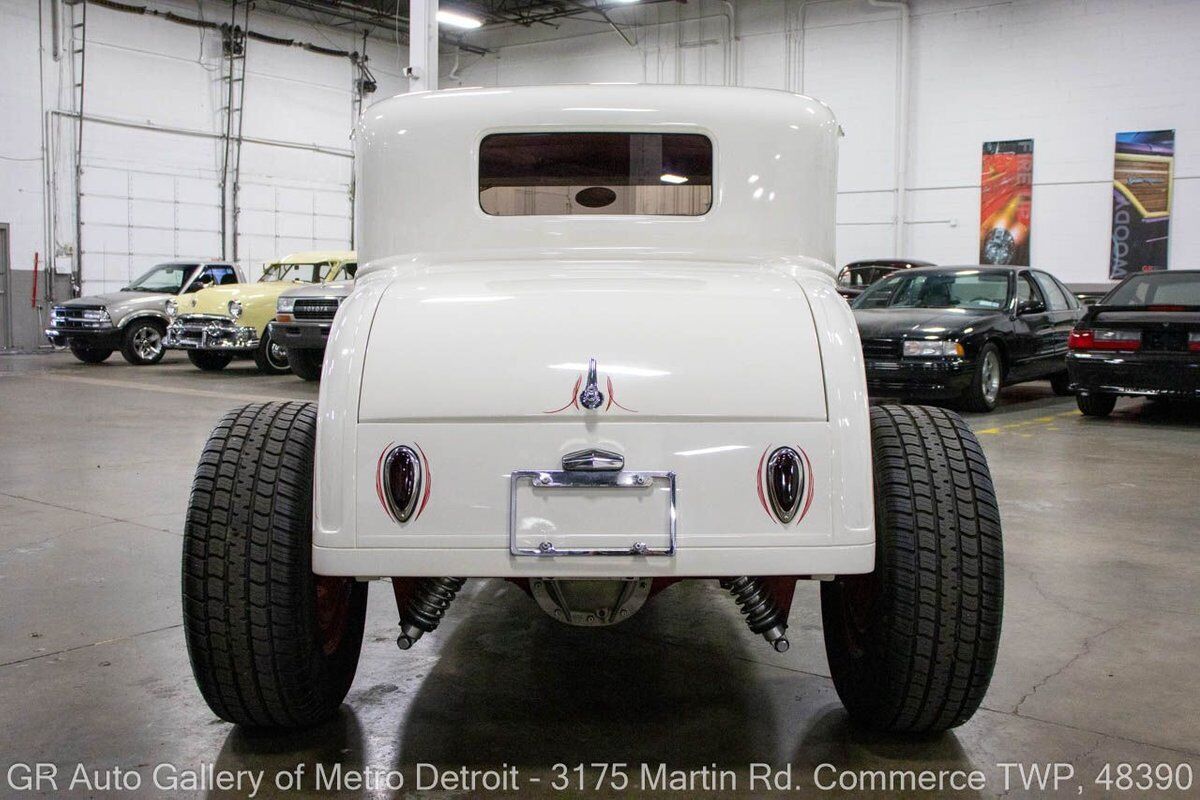 Ford-Coupe-1931-White-Red-2-5