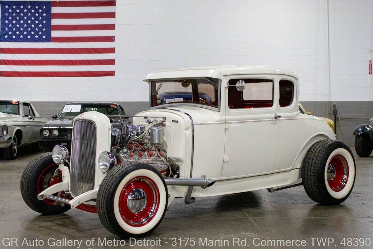 Ford-Coupe-1931-White-Red-2