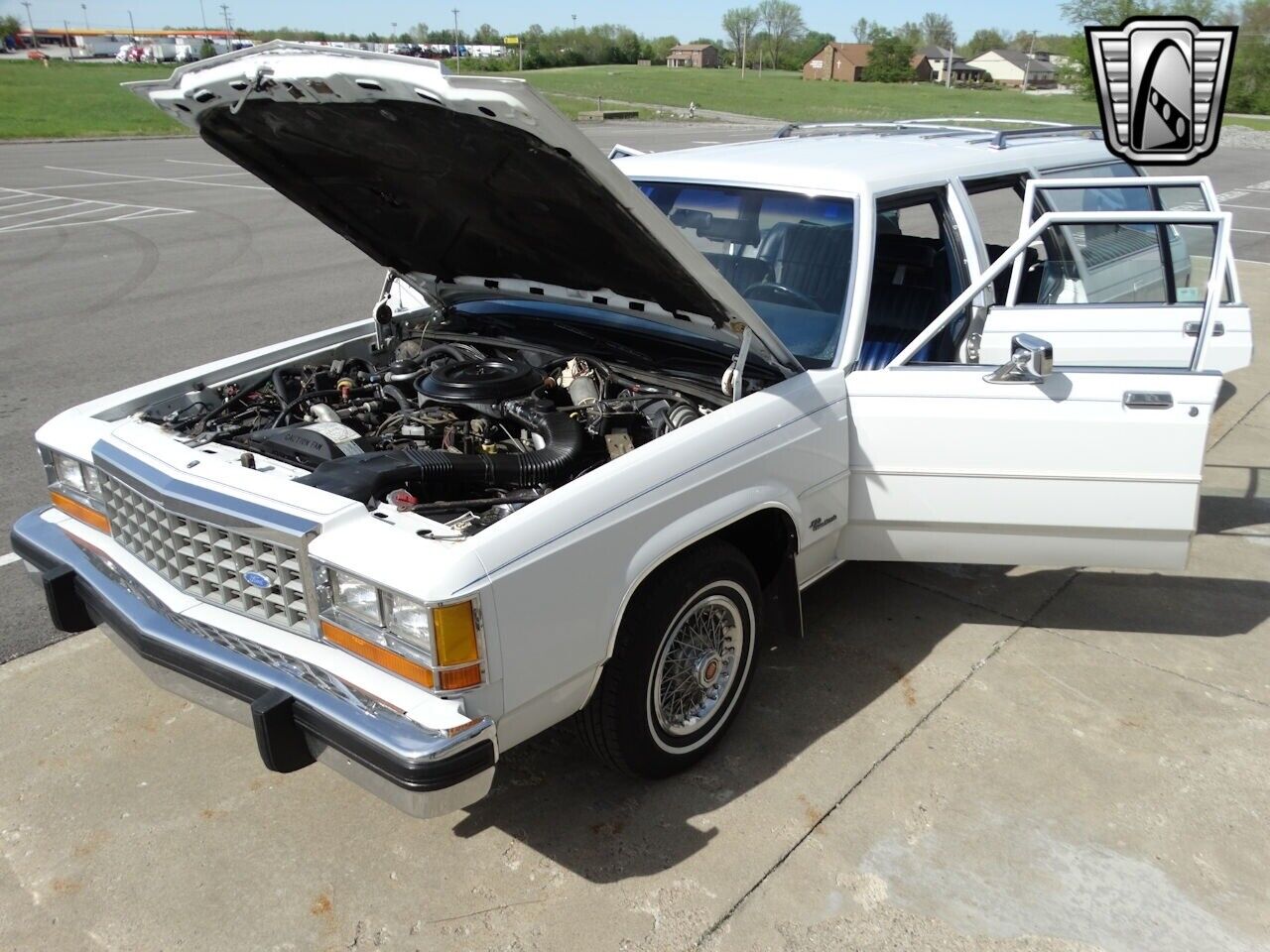 Ford-Crown-Victoria-1985-White-Blue-136424-11