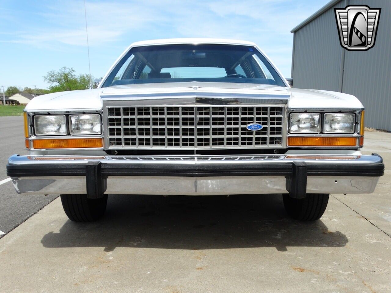 Ford-Crown-Victoria-1985-White-Blue-136424-2