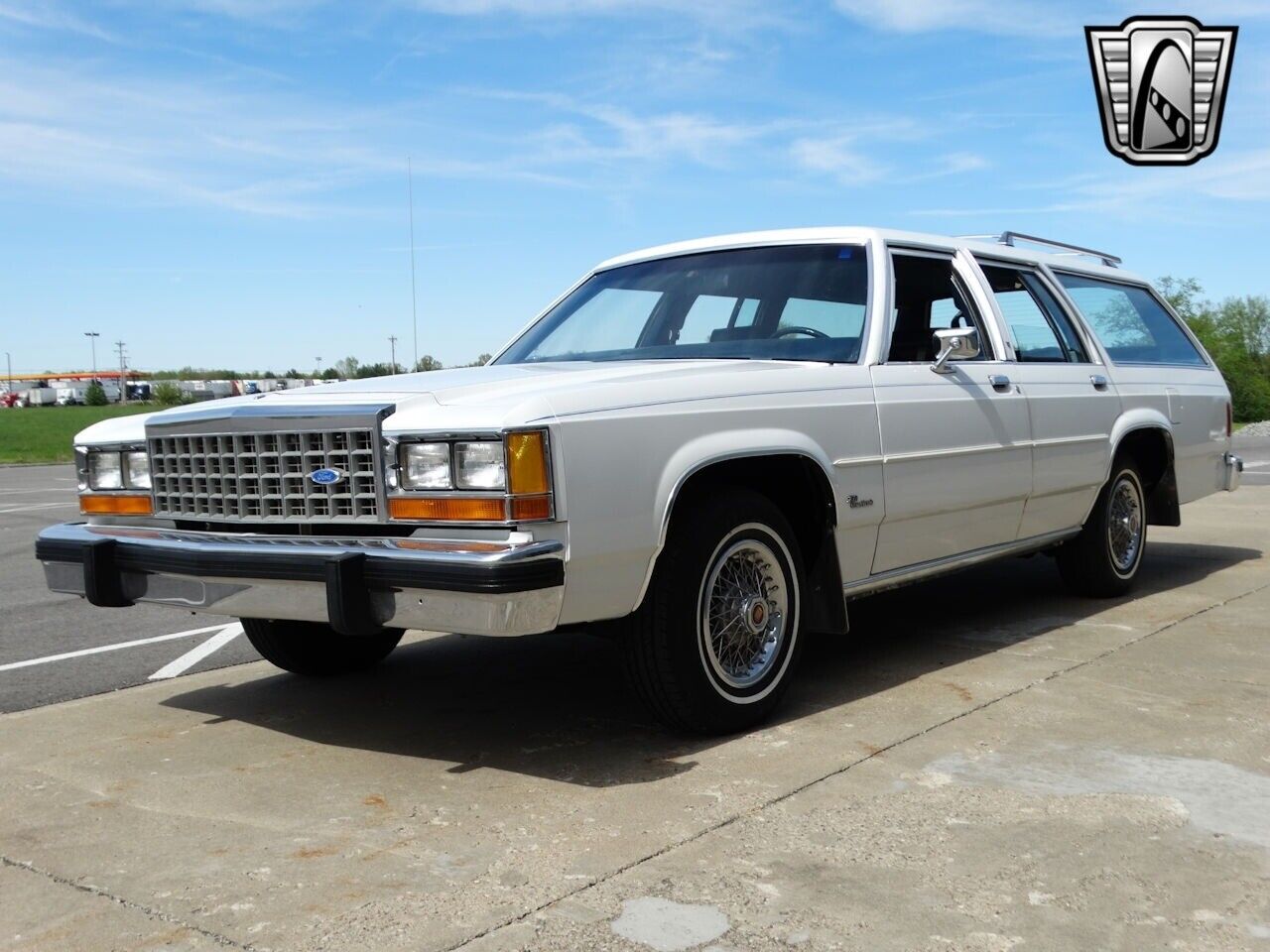 Ford-Crown-Victoria-1985-White-Blue-136424-3