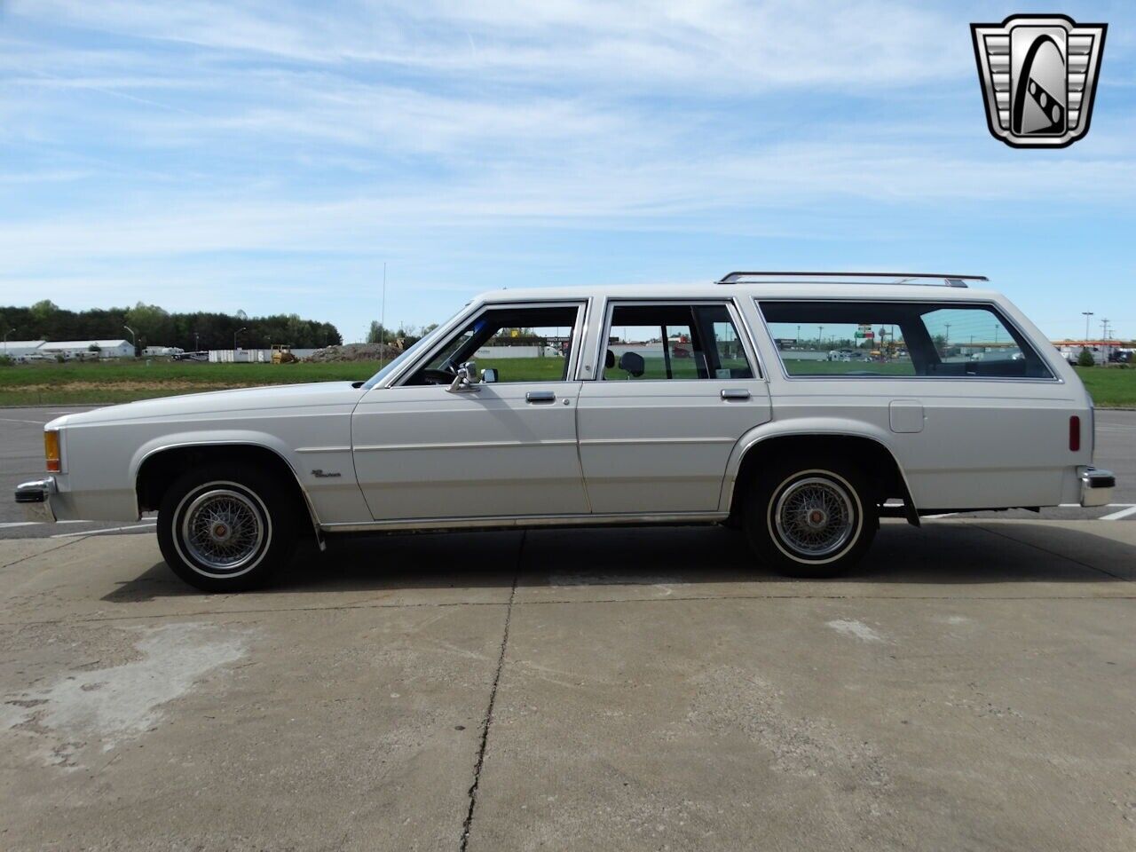 Ford-Crown-Victoria-1985-White-Blue-136424-4