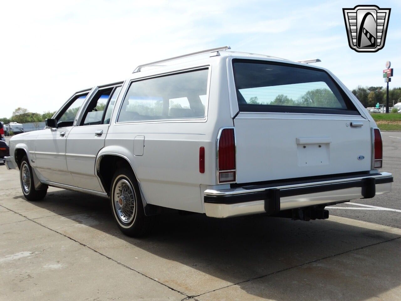 Ford-Crown-Victoria-1985-White-Blue-136424-5