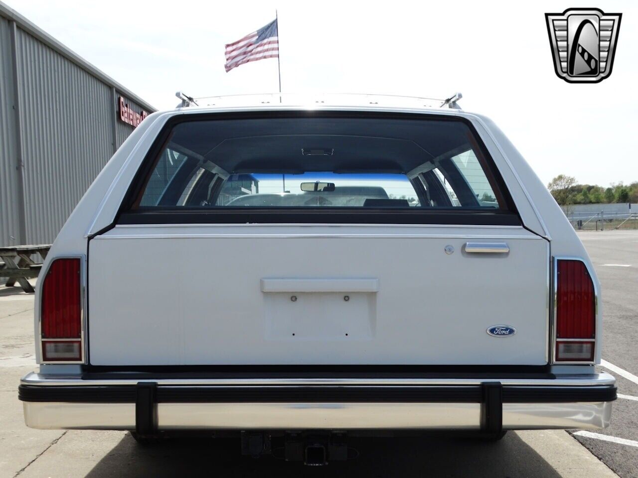 Ford-Crown-Victoria-1985-White-Blue-136424-6