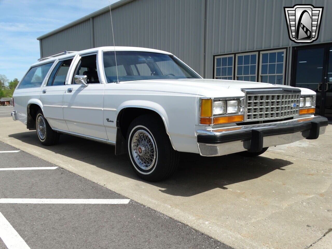 Ford-Crown-Victoria-1985-White-Blue-136424-9