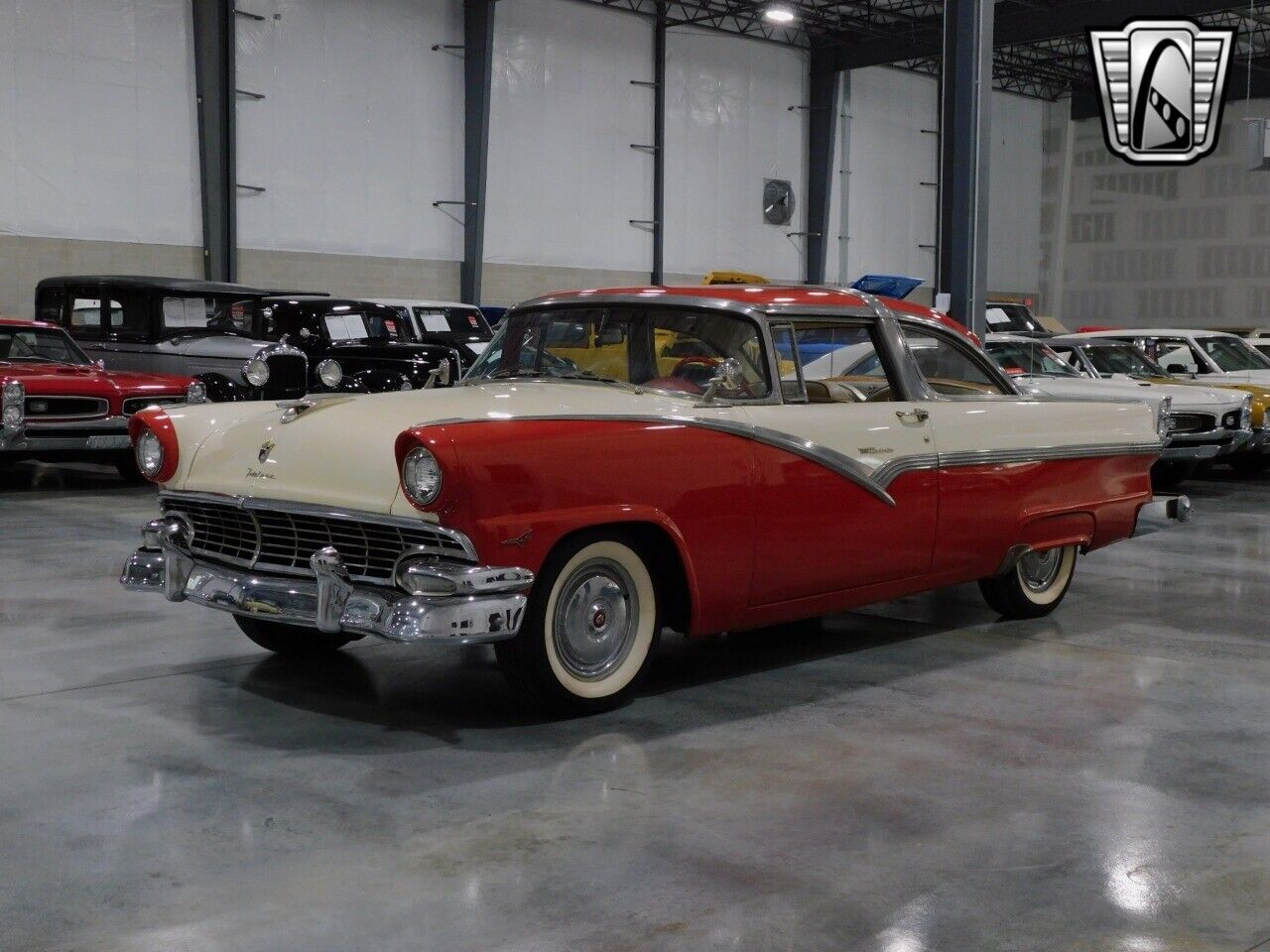 Ford-Crown-Victoria-Berline-1956-Red-Red-43647-2