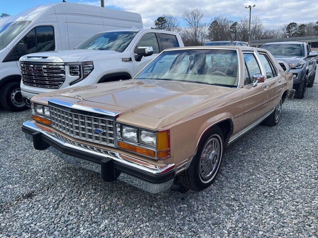 Ford Crown Victoria Berline 1985 à vendre