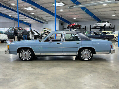 Ford-Crown-Victoria-Berline-1987-Blue-Blue-111212-3