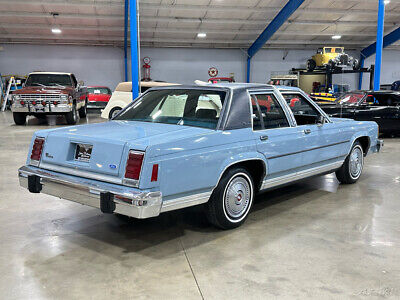 Ford-Crown-Victoria-Berline-1987-Blue-Blue-111212-6