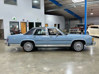 Ford-Crown-Victoria-Berline-1987-Blue-Blue-111212-7