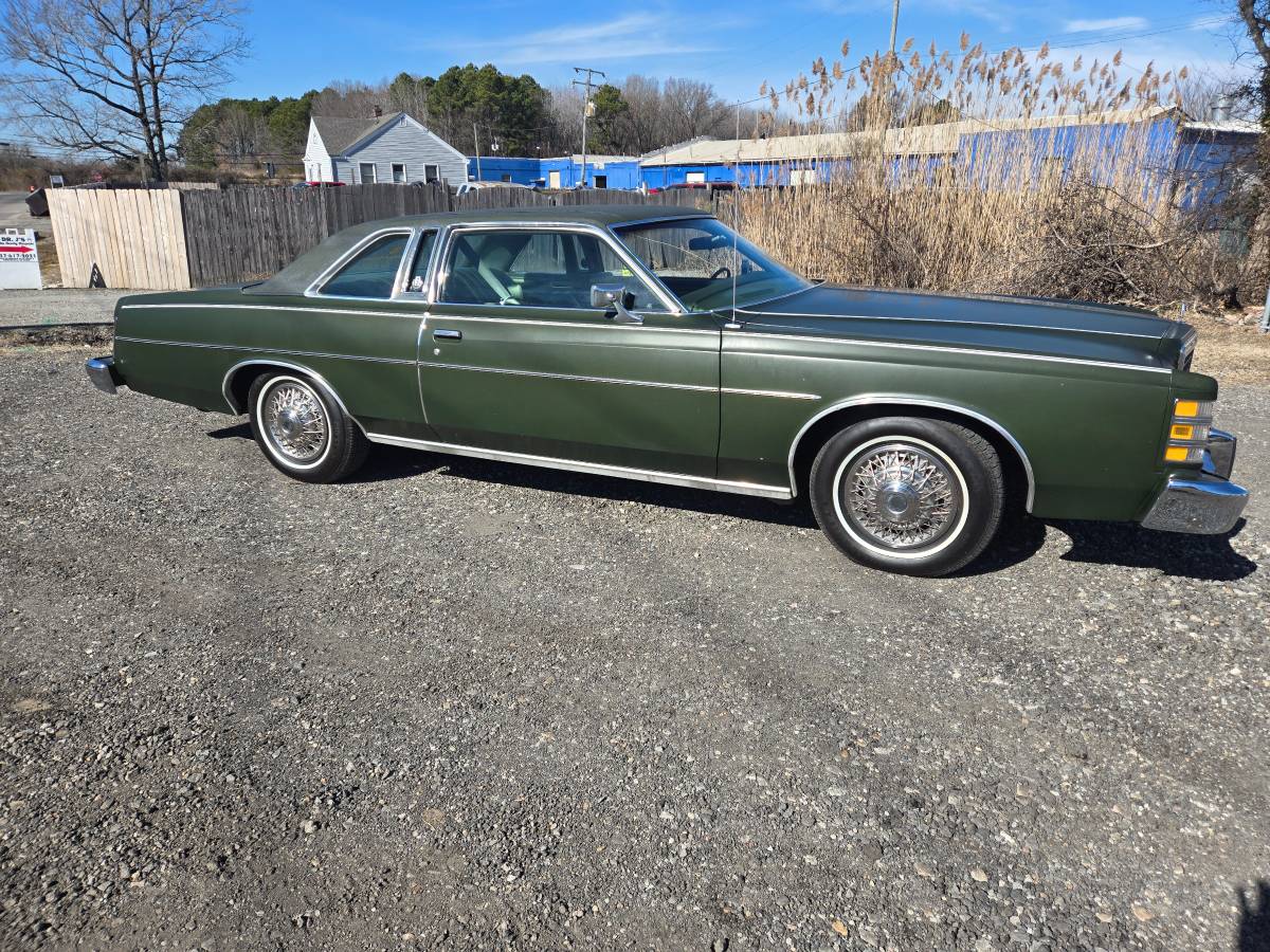 Ford-Crown-victoria-ltd-1975-green-35405-1