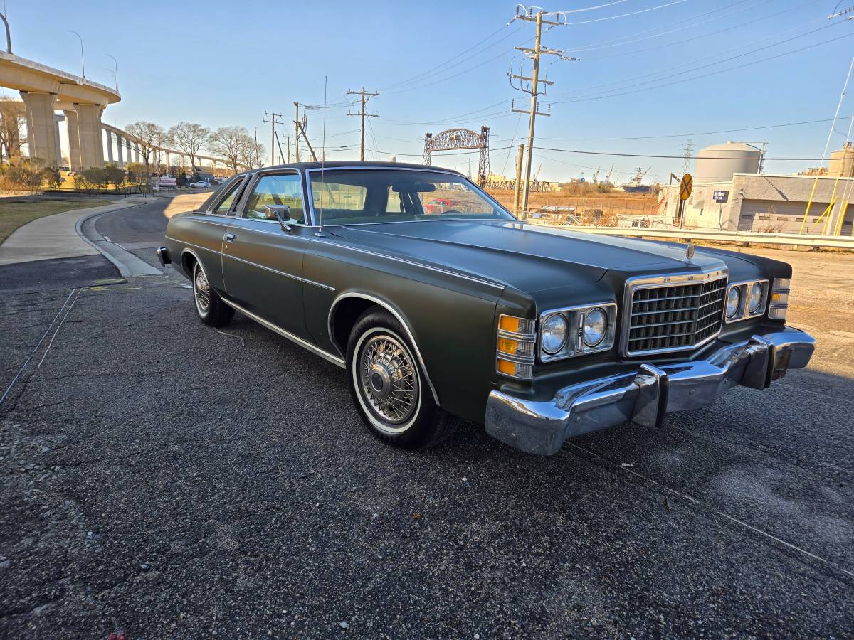 Ford-Crown-victoria-ltd-1975-green-35405-2