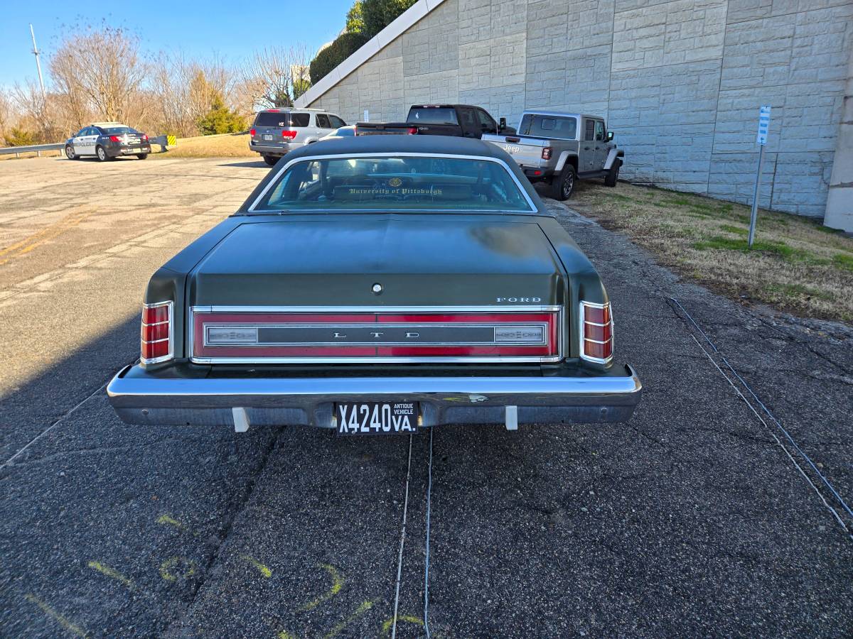 Ford-Crown-victoria-ltd-1975-green-35405-6